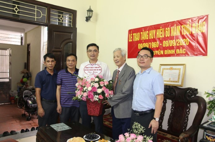 Chúc mừng đồng chí Nguyễn Đình Đắc nguyên Bí thư Đảng ủy Công ty nhận Huy hiệu 60 năm tuổi Đảng