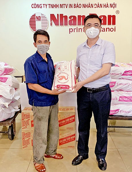 Công ty In Báo Nhân Dân Hà Nội tặng quà hỗ trợ người lao động trong thời gian thực hiện giãn cách xã hội