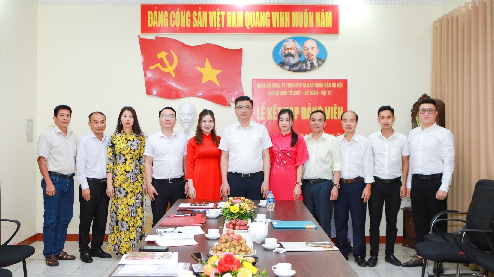 Các Chi bộ trực thuộc  Đảng bộ Công ty In Báo Nhân Dân Hà Nội  tổ chức Lễ kết nạp đảng viên mới