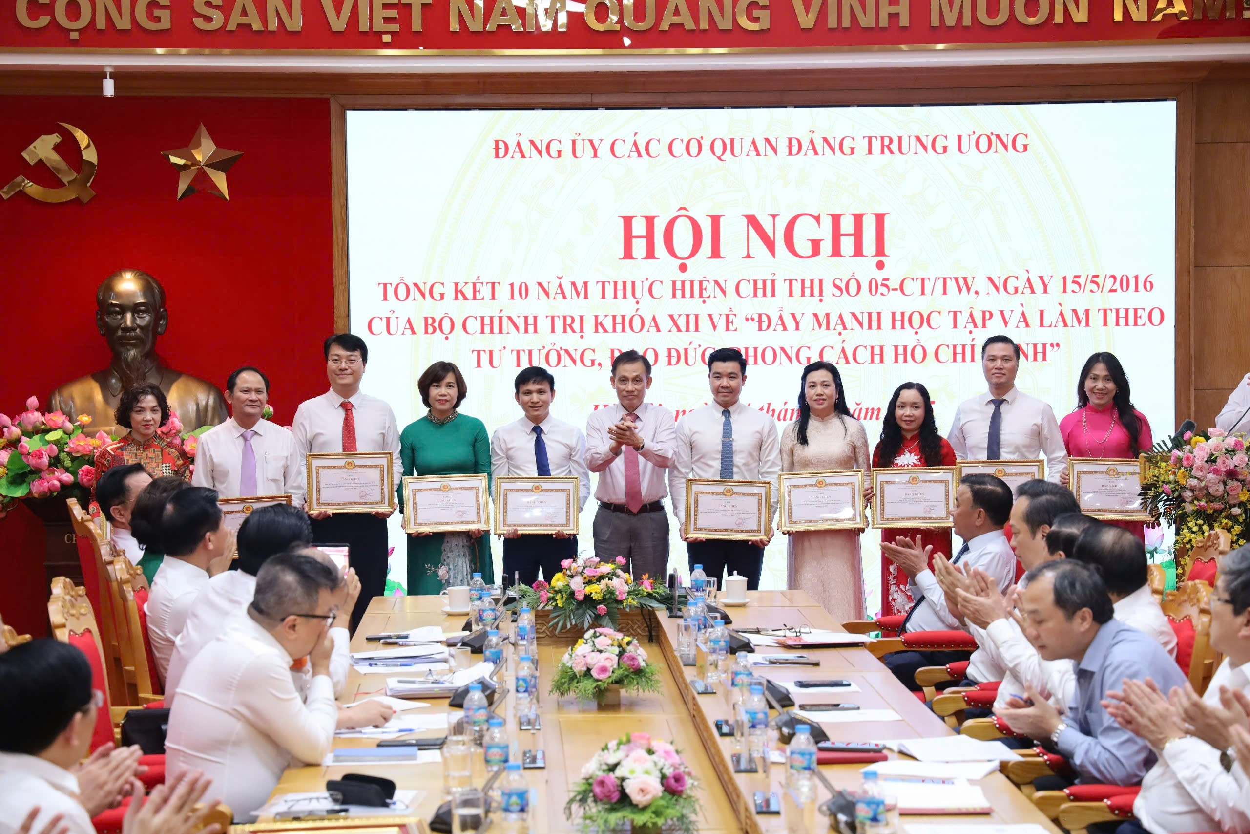 Đảng bộ Công ty TNHH MTV in Báo Nhân Dân Hà Nội được trao tặng Bằng khen về học và làm theo Bác