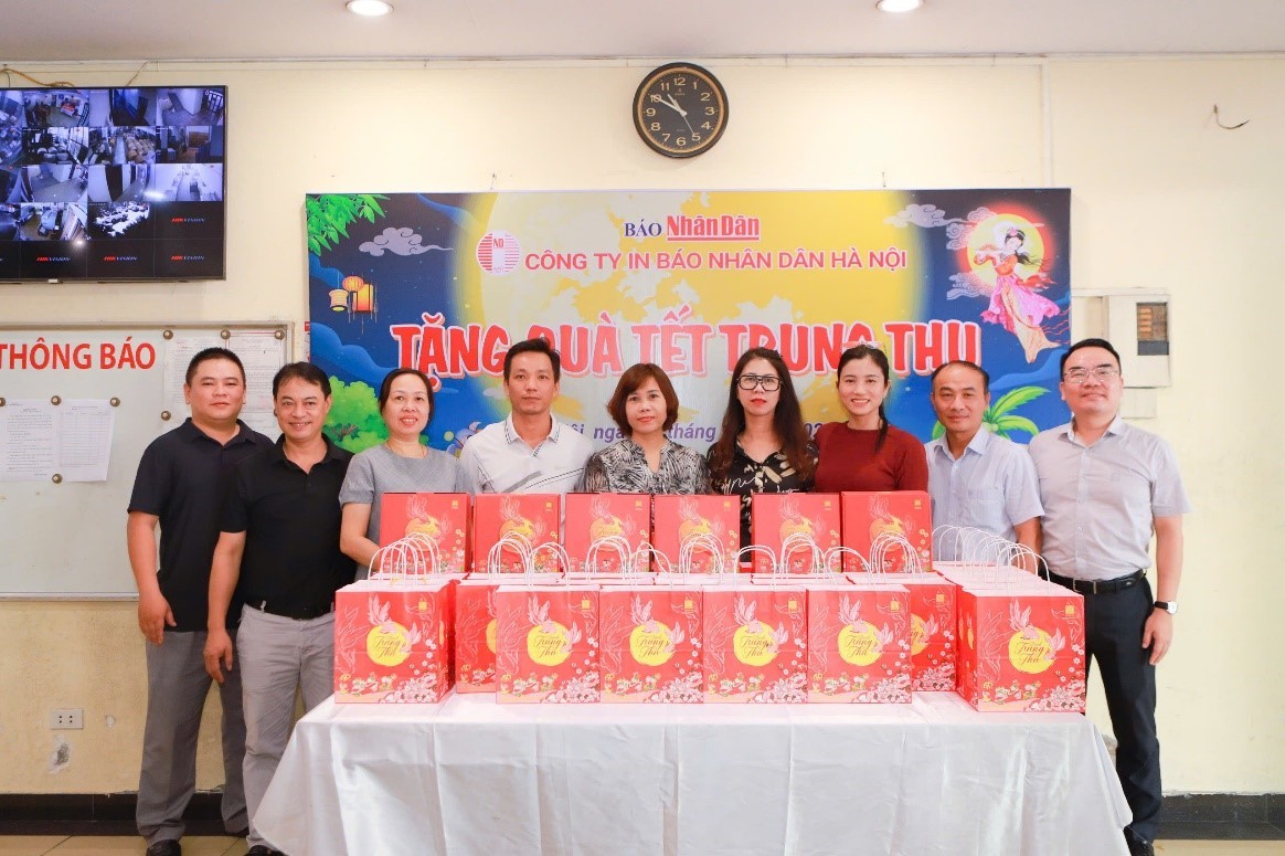 Công ty In Báo Nhân Dân Hà Nội tặng quà  Tết Trung thu cho Cán bộ, công nhân viên