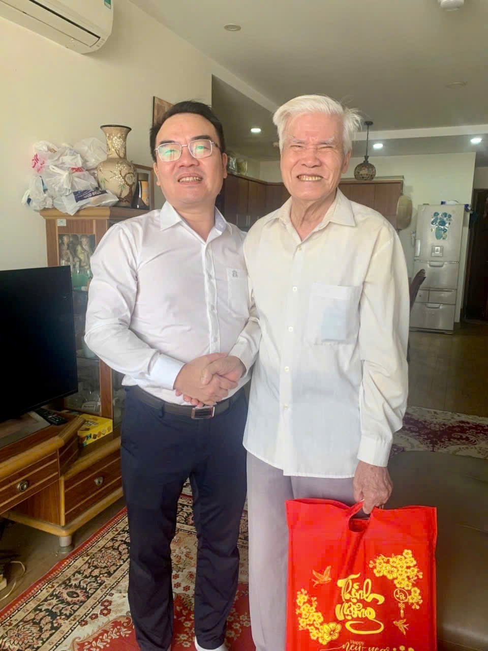 Lãnh đạo Công ty Thăm và Tặng quà các đồng chí nguyên lãnh đạo Công ty nhân dịp Tết Bính Ngọ 2026