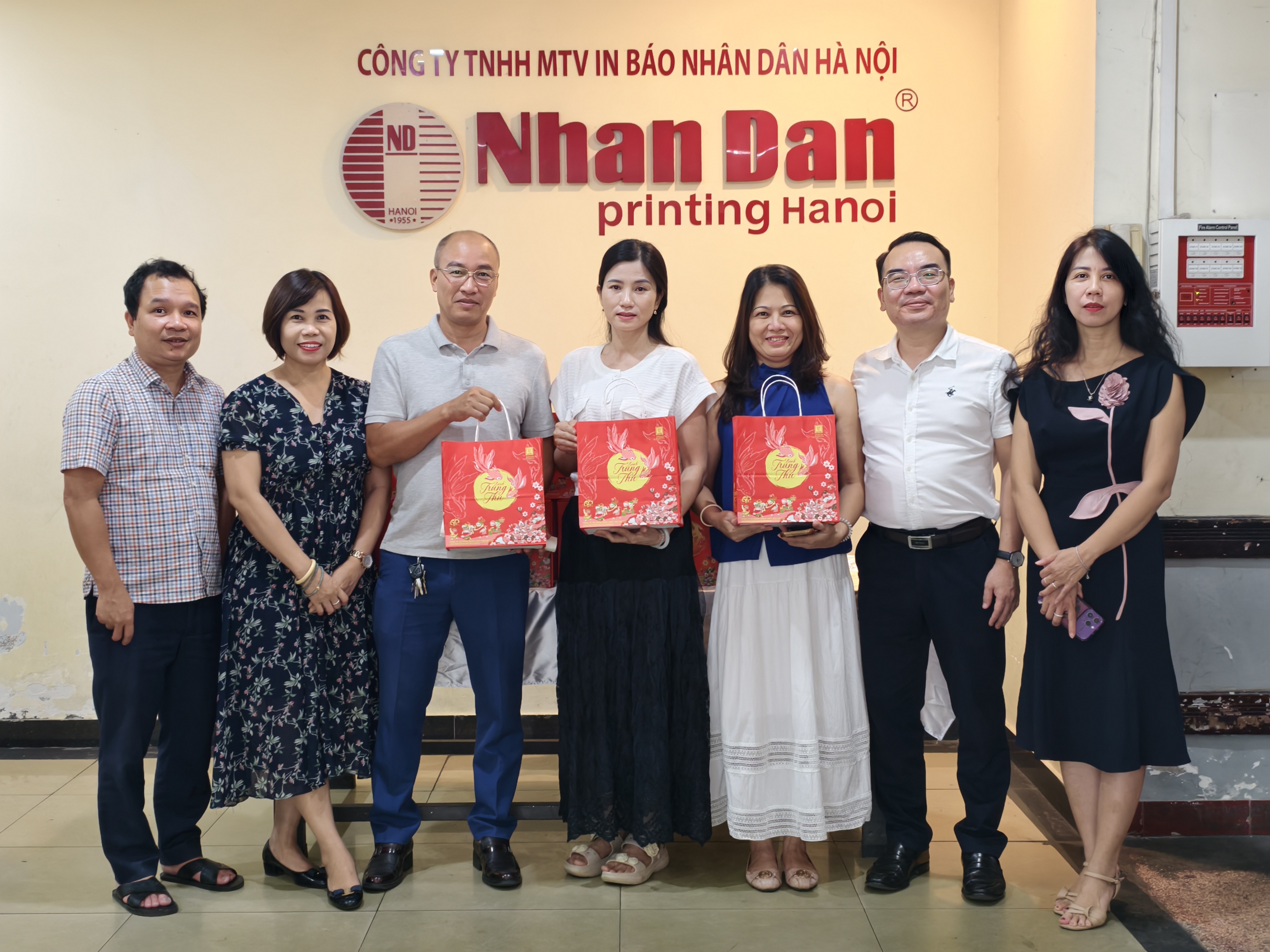 Công ty In Báo Nhân Dân Hà Nội trao quà Tết Trung thu năm 2026 đến cán bộ, công nhân viên